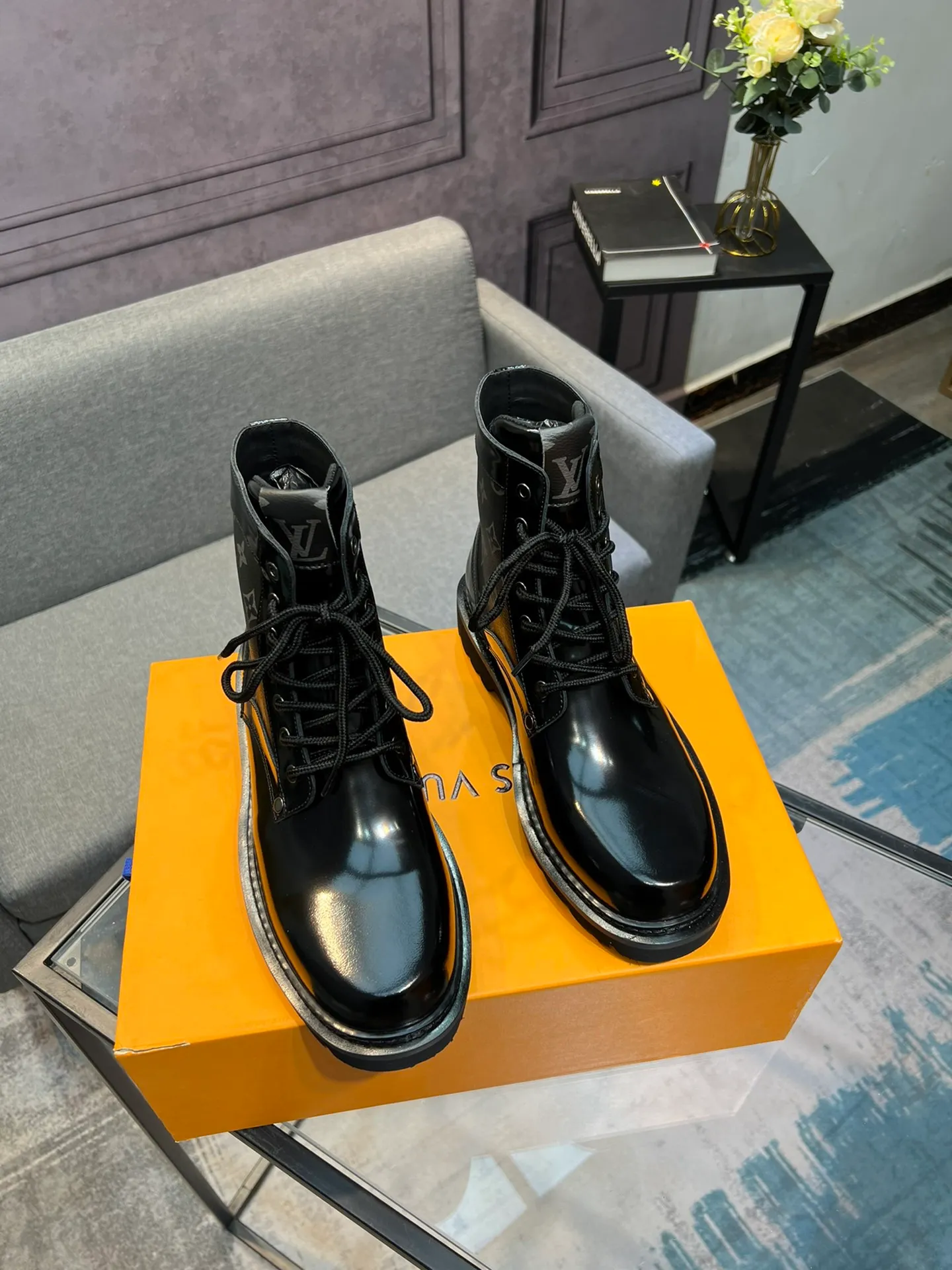 Men's shoes 💰920 L Home - the latest LV men's business casual boots, luxury and nobility are a must. They are all made of imported original first-layer cowhide, just to create a more comfortable wearing experience. ➕Top imported water-dyed full cow lining, original high wear-resistant outsole! 👏👏 Size: Male 39-44; (38 45 46 customized)